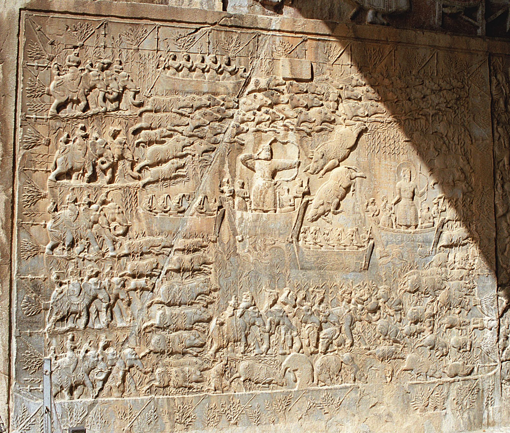 Le roi, en barque, chasse le sanglier. Bas-relief se trouvant dans l’un des deux iwans de Tâq-e Bostân, près de Kermânshâh. Détail du panneau de gauche.
