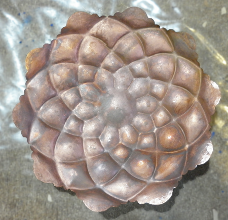 Décoration d'un objet en cuivre émaillé